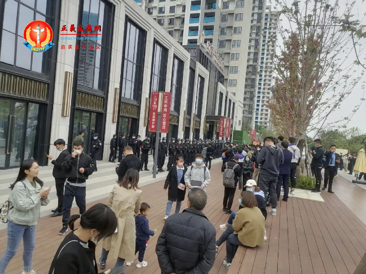 10月22日，中海光谷东麓小区大量业主维权，现场遭到特警维稳.png