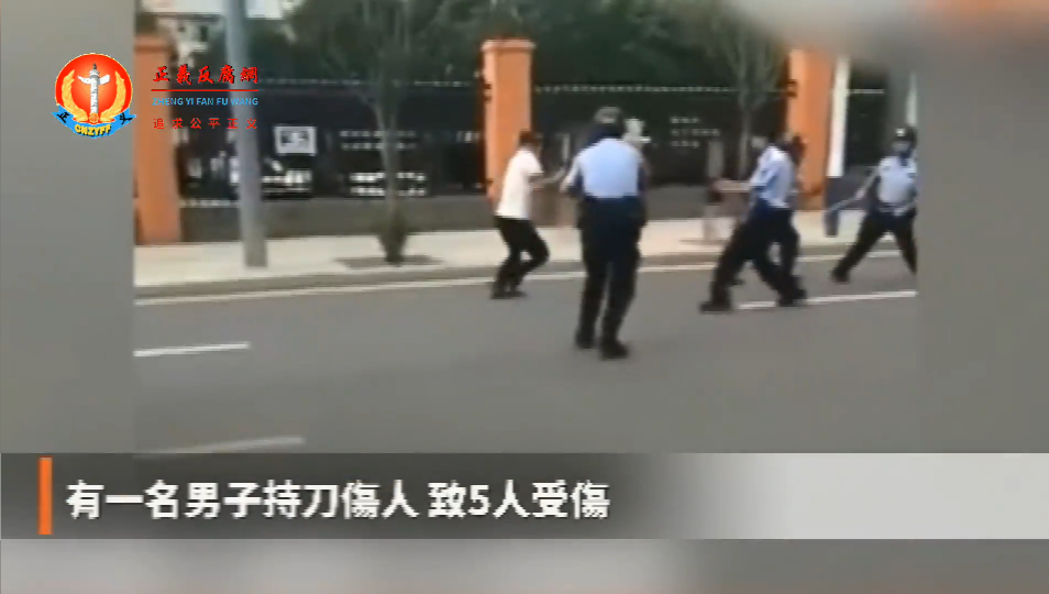 一男子在大街上一度持刀与警方对峙.png