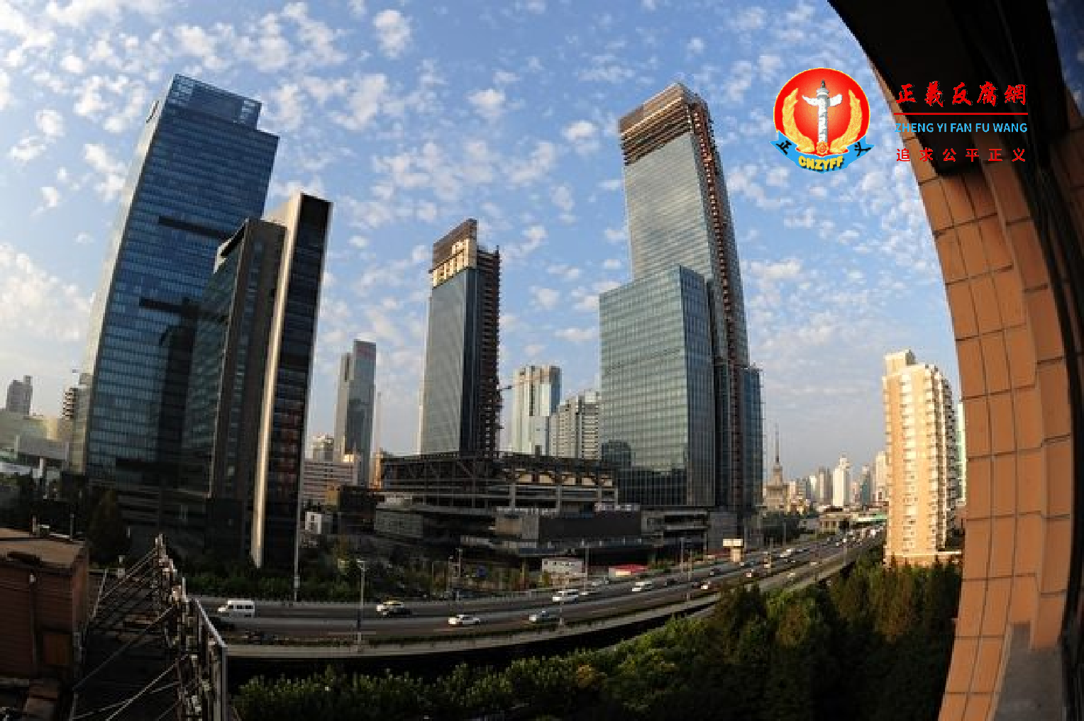 这使得靠“土地财政”的地方政府陷入困境。日前,地方政府融资(城投)平台成了拿地的主力军。图为上海南京路一景。.png 这使得靠“土地财政”的地方政府陷入困境。日前,地方政府融资(城投)平台成了拿地的主力军。图为上海南京路一景。.png