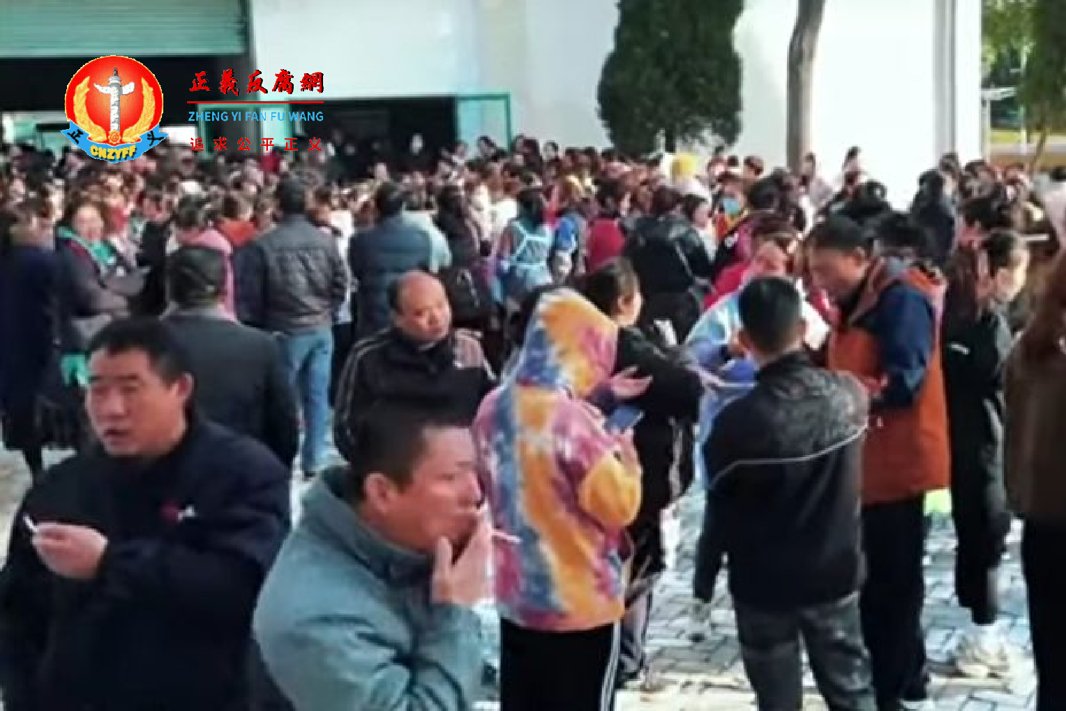 自11月30日起，江苏扬州宝亿制鞋有限公司上千名工人发起集体大罢工，要求厂方就突然宣布停产及解除合同做出合理赔偿。.png