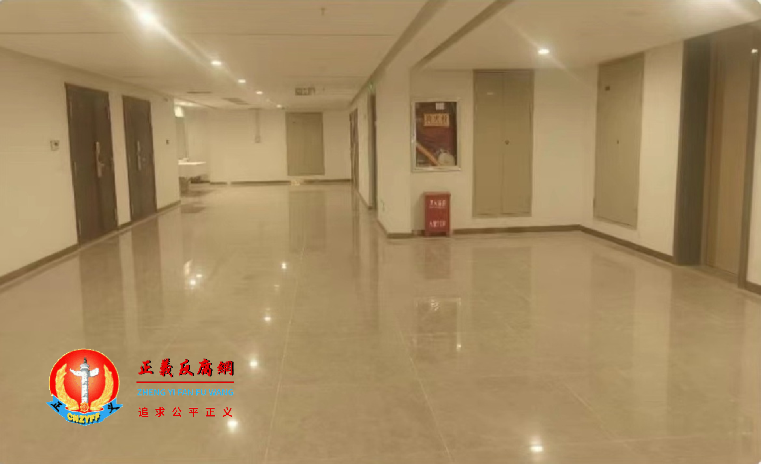 针对公摊面积问题的公寓有比较豪华的大厅、长走廊、上下楼梯以及三四部电梯.png 针对公摊面积问题的公寓有比较豪华的大厅、长走廊、上下楼梯以及三四部电梯.png