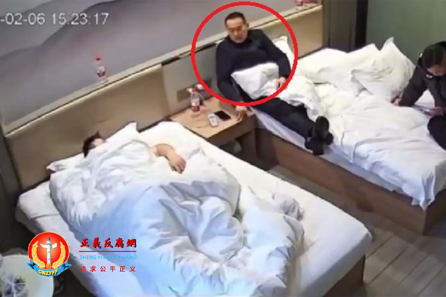 网上传出2024年2月拍下的疑似湖南邵阳县公安敲诈企业家的视频。(红圈中)躺着一张床上是一名领导模样的男子。.png 网上传出2024年2月拍下的疑似湖南邵阳县公安敲诈企业家的视频。(红圈中)躺着一张床上是一名领导模样的男子。.png