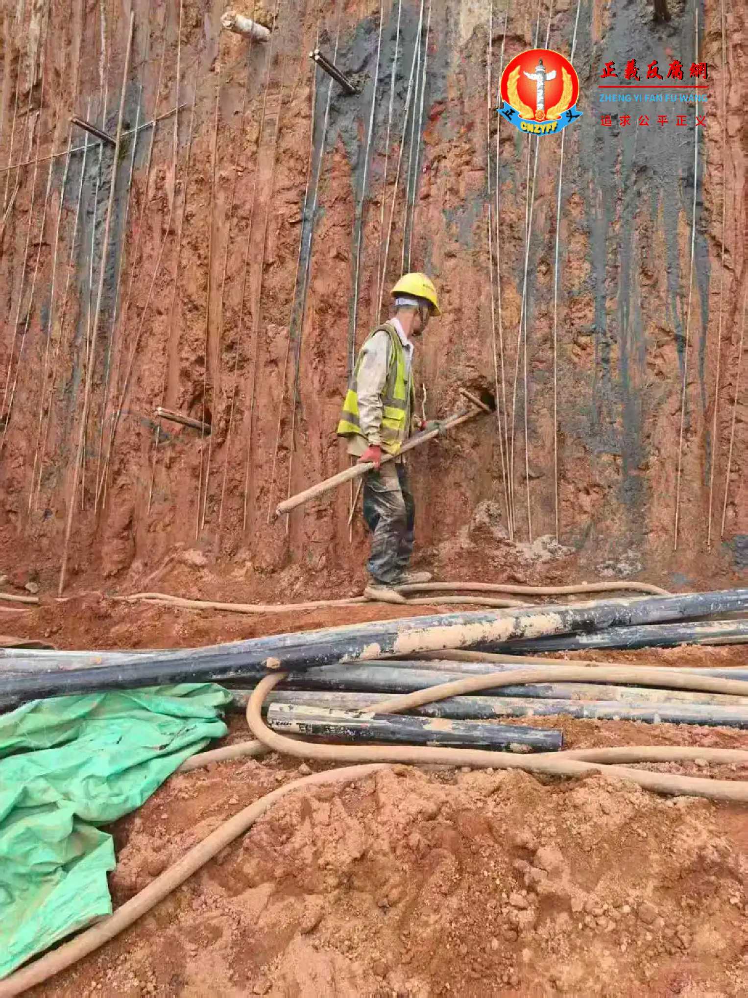 工人在徒手将两根钢筋插入孔洞,钢筋长度约两米。.jpg 工人在徒手将两根钢筋插入孔洞,钢筋长度约两米。.jpg