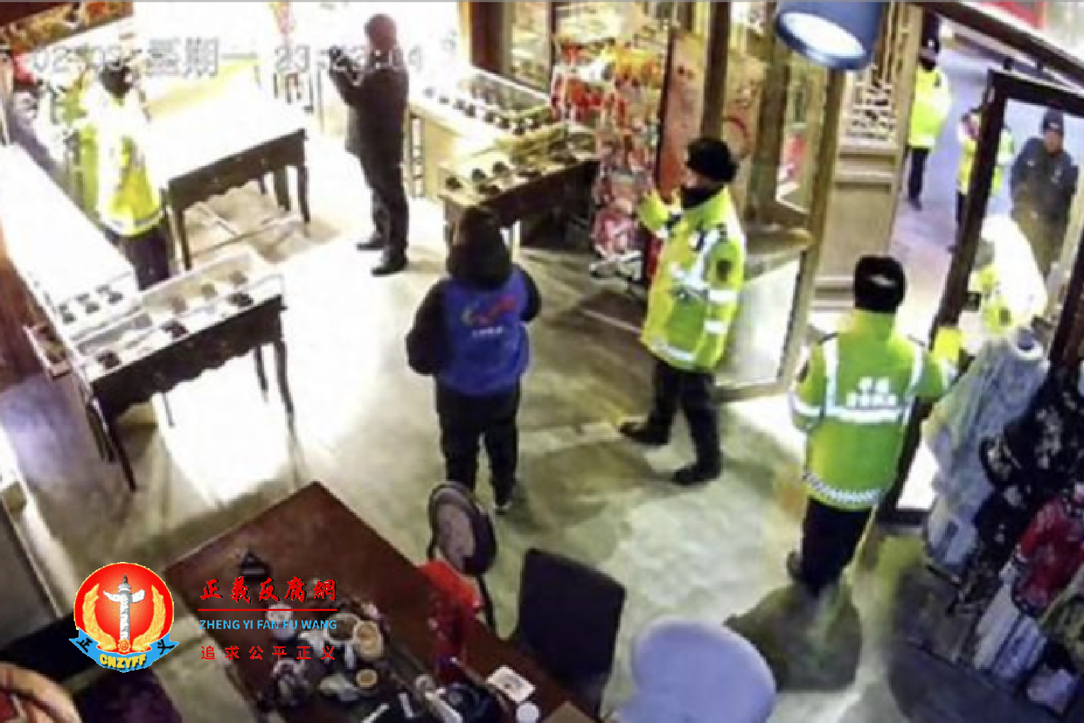 山西省大同市要求商户过年期间24小时开灯,因店铺未按要求开灯,被多名工作人员撬锁进店将灯打开。.png 山西省大同市要求商户过年期间24小时开灯,因店铺未按要求开灯,被多名工作人员撬锁进店将灯打开。.png