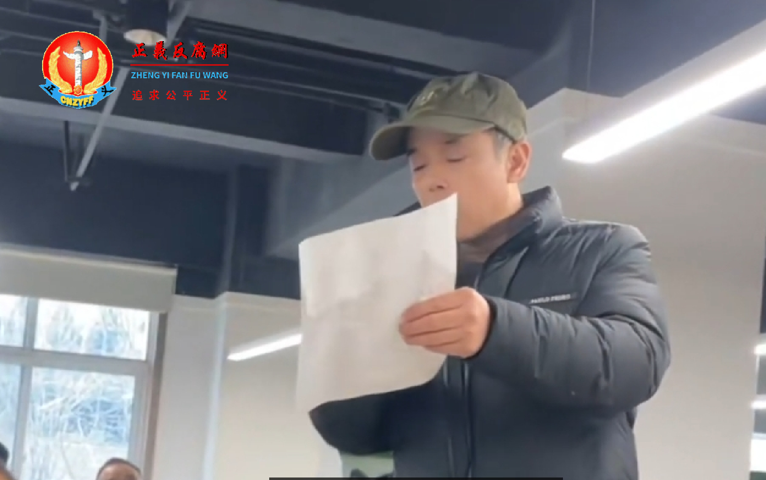 西安曲江区东三爻村数百名村民占领了区政府办公室,一名男子还站在办公室的桌子上疑似在讲述情况。.png 西安曲江区东三爻村数百名村民占领了区政府办公室,一名男子还站在办公室的桌子上疑似在讲述情况。.png