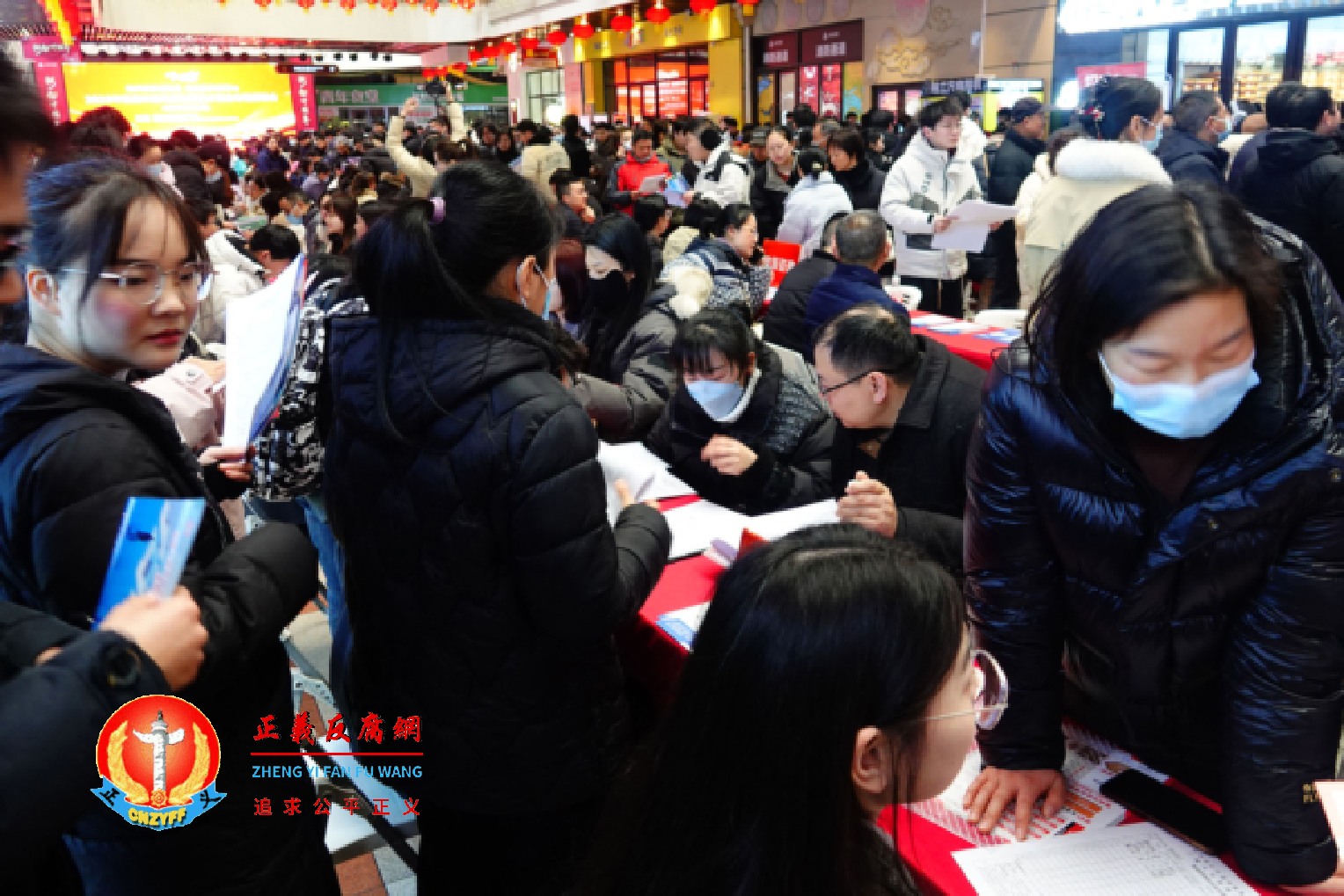 一起持续三年、涉及400多名大学毕业生的求职诈骗案曝光。图为2025年2月6日,众多求职者在湖北宜昌一个招聘会上求职。.png 一起持续三年、涉及400多名大学毕业生的求职诈骗案曝光。图为2025年2月6日,众多求职者在湖北宜昌一个招聘会上求职。.png