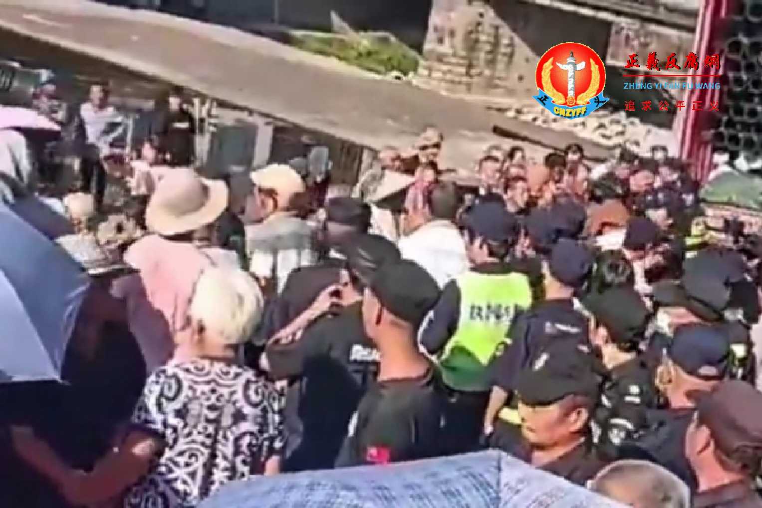 9月8日,浙江温州市永嘉县碧莲镇澄田村爆发了一场因自来水工程引发的激烈冲突。.jpg 9月8日,浙江温州市永嘉县碧莲镇澄田村爆发了一场因自来水工程引发的激烈冲突。.jpg