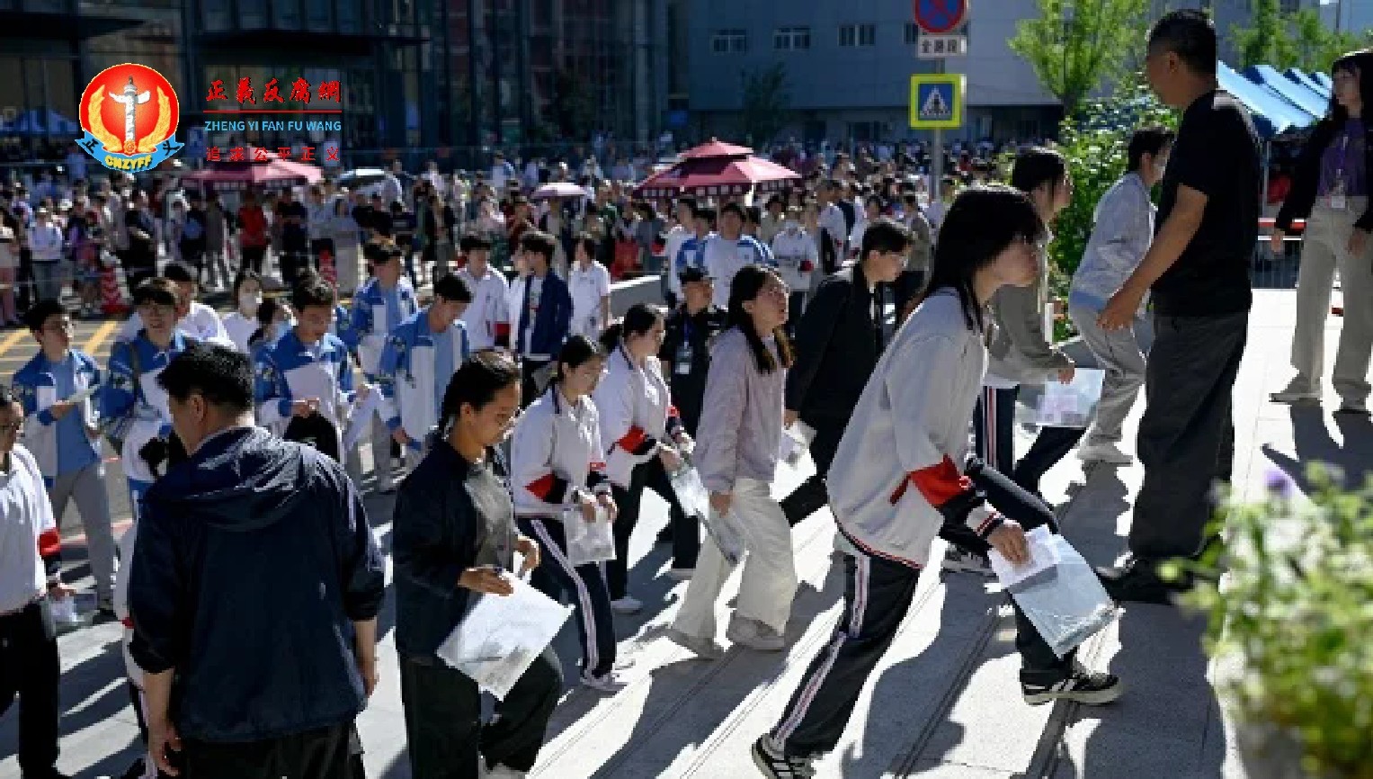 2026年6月7日全国高考第一天,北京的考生进入学校考场。.jpg 2026年6月7日全国高考第一天,北京的考生进入学校考场。.jpg