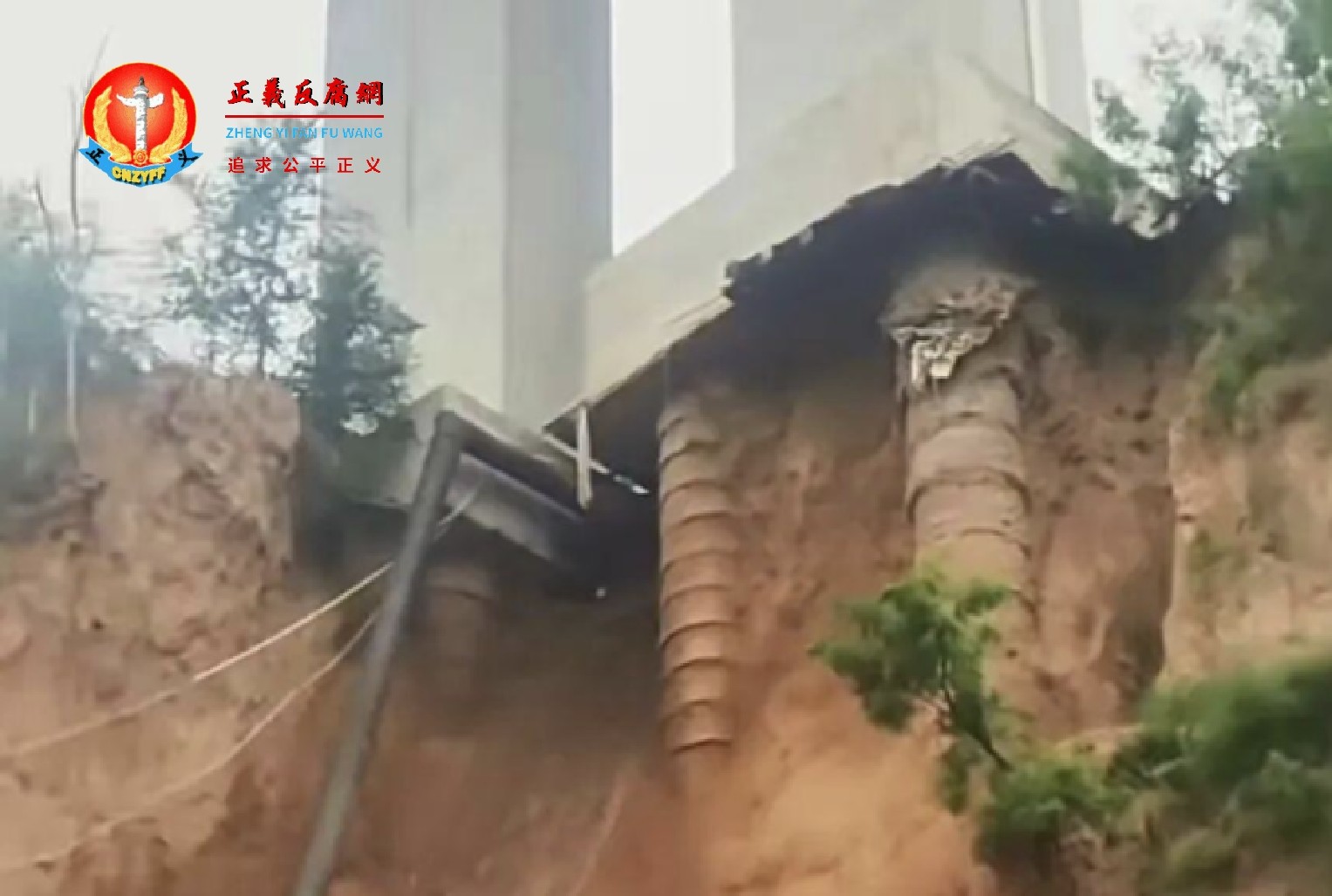 河南省三门峡市陕州区国道310金水河大桥桥腿围土出现滑坡塌方，部分桥桩裸露在外。.jpg